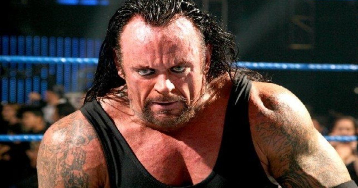 شاهد .. الأندرتيكر يفاجئ الجميع ويقتحم ديربي الهلال والنصر - بالفيديو