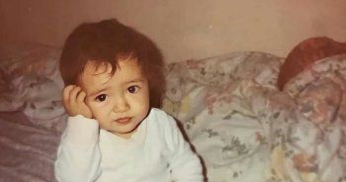 شاهد .. خمنوا هوية هذه الطفلة الجميلة.. أصبحت من نجمات الصف الأول