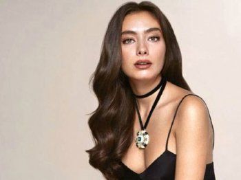 شاهد .. خمنوا هوية هذه الطفلة الجميلة.. أصبحت من نجمات الصف الأول