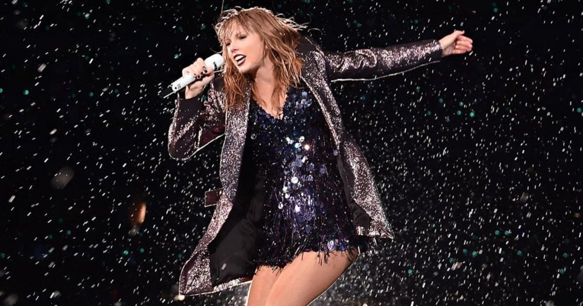 شاهد .. تايلور سويفت كادت تقع أثناء رقصها على المسرح.. فيديو أثار سخرية الجمهور