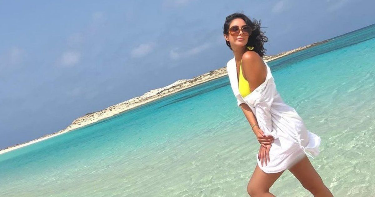 شاهد .. بسنت شوقي تختار إطلالة رجالية واسعة لإفتتاح فيلم السيستم- بالصور