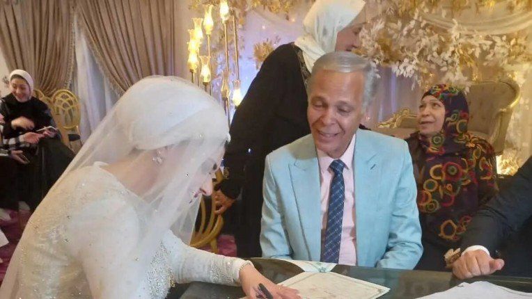 فنان مصري يثير الجدل بزواجه في سن السبعين