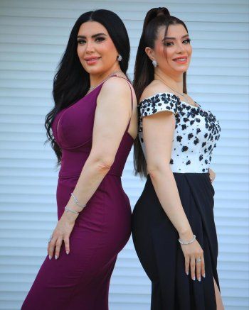 شاهد .. عبير صبري في مجموعة من الصور مع شقيقتها .. والشبه بينهما حديث الجمهور