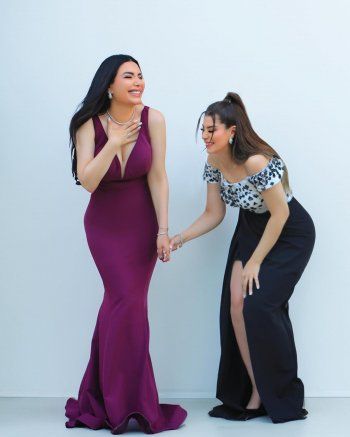 شاهد .. عبير صبري في مجموعة من الصور مع شقيقتها .. والشبه بينهما حديث الجمهور