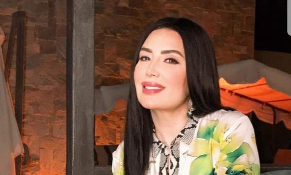 شاهد .. عبير صبري في مجموعة من الصور مع شقيقتها .. والشبه بينهما حديث الجمهور