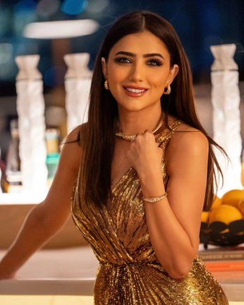 شاهد .. مي عمر تتألق بفستان ذهبي رائع وهذا سعره