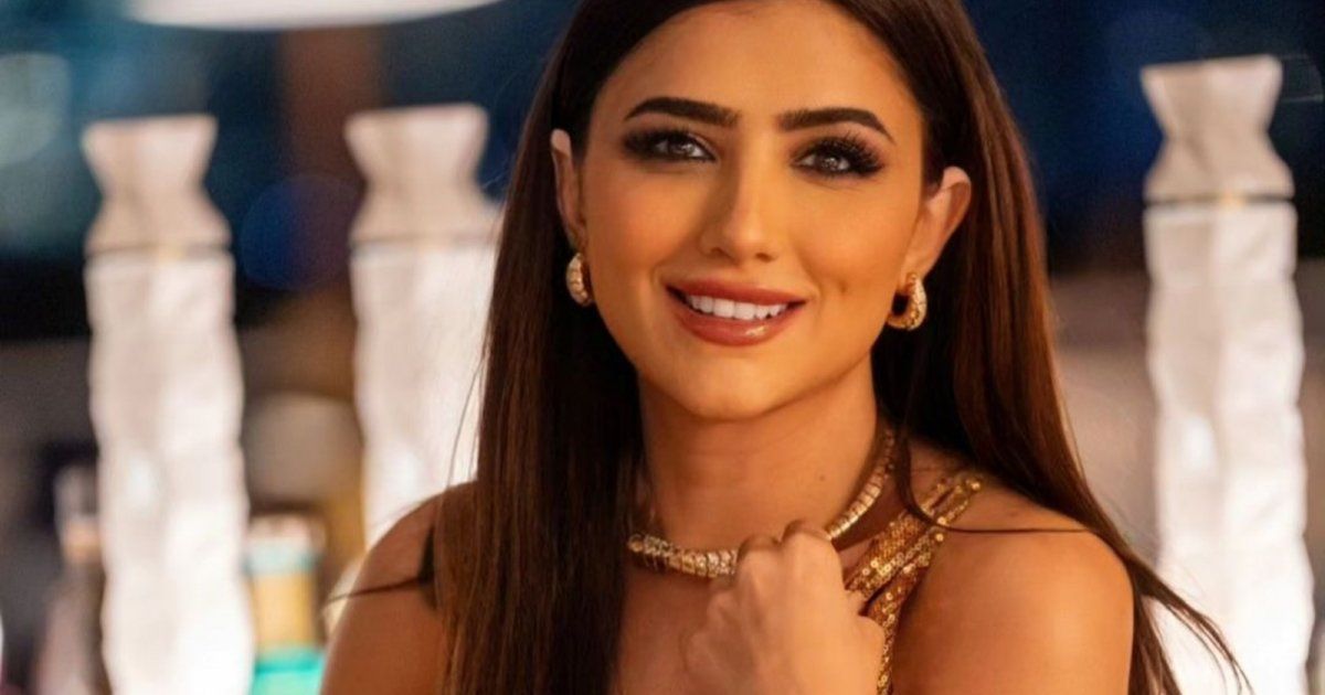 شاهد .. مي عمر تتألق بفستان ذهبي رائع وهذا سعره