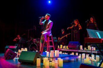 شاهد .. موري حاتم يتألق في حفل عيد الحب ويذهل الجمهور بأدائه وإحساسه