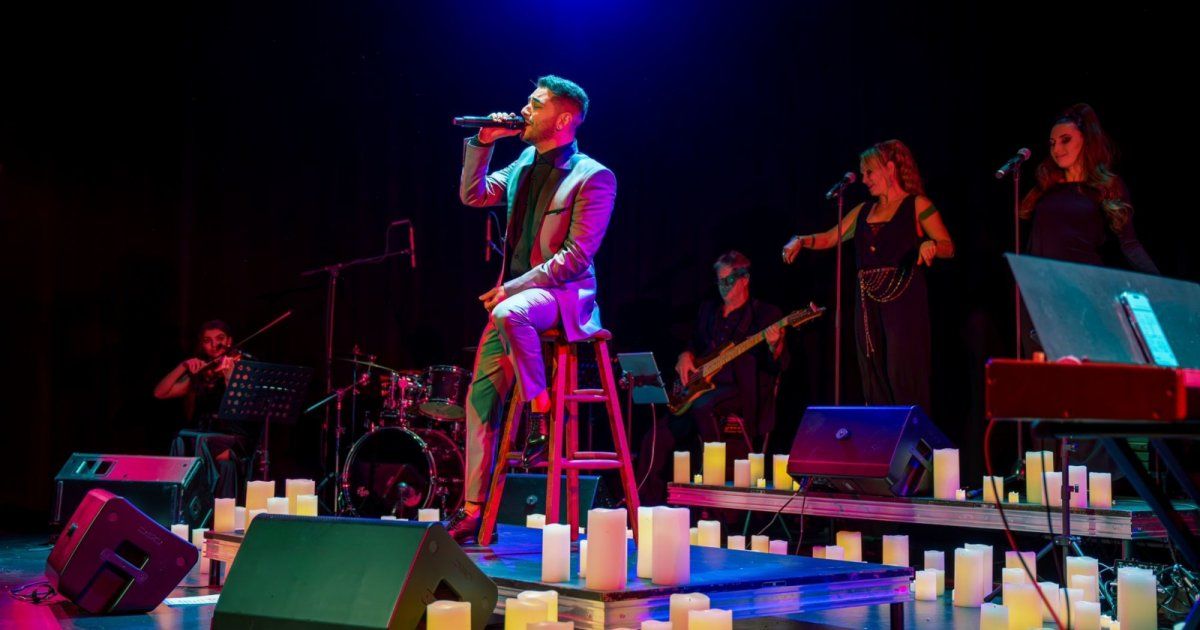 شاهد .. موري حاتم يتألق في حفل عيد الحب ويذهل الجمهور بأدائه وإحساسه