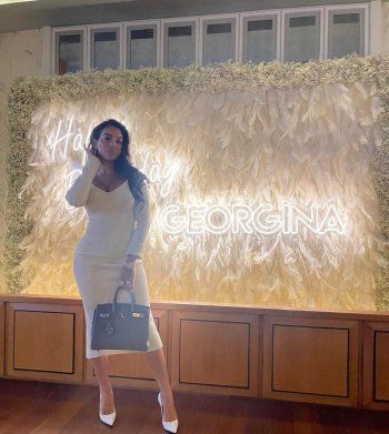 شاهد .. أجمل إطلالات جورجينا رودريغيز في السعودية: اختيارات جريئة للفساتين وماذا عن الشورت والمايوه؟