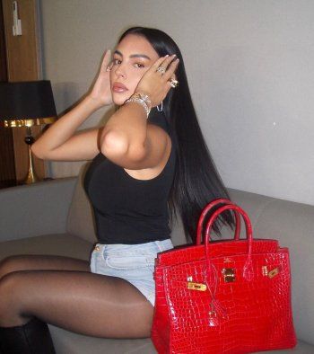 شاهد .. أجمل إطلالات جورجينا رودريغيز في السعودية: اختيارات جريئة للفساتين وماذا عن الشورت والمايوه؟