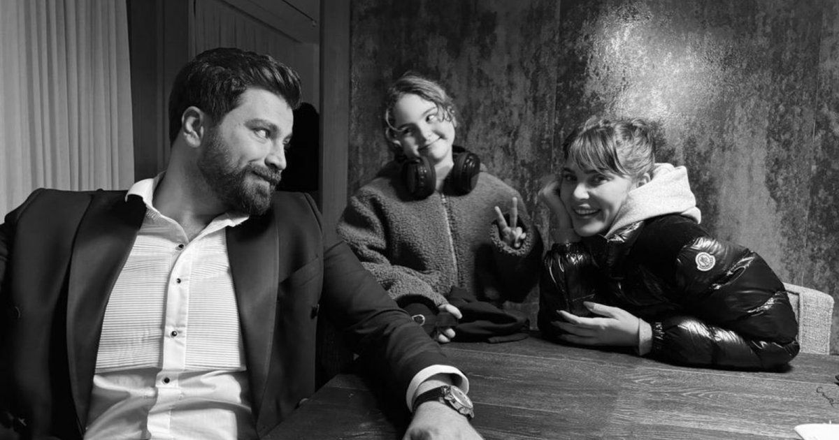 شاهد .. قبلة معتصم النهار لزوجته تحدث ضجة.. وصورة عائلية تخطف القلوب