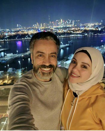 شاهد .. هكذا عايد سامح حسين زوجته في عيد الحب