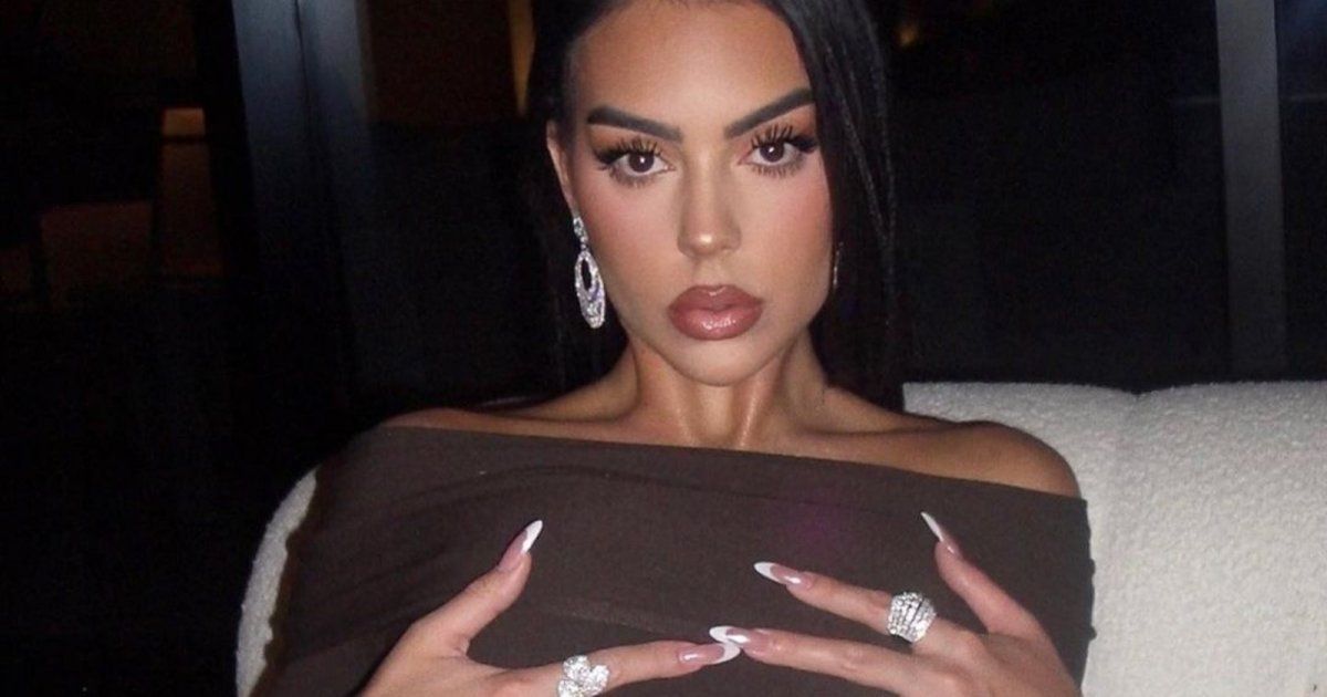 شاهد .. أجمل إطلالات جورجينا رودريغيز في السعودية: اختيارات جريئة للفساتين وماذا عن الشورت والمايوه؟