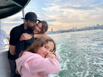 شاهد .. قبلة معتصم النهار لزوجته تحدث ضجة.. وصورة عائلية تخطف القلوب