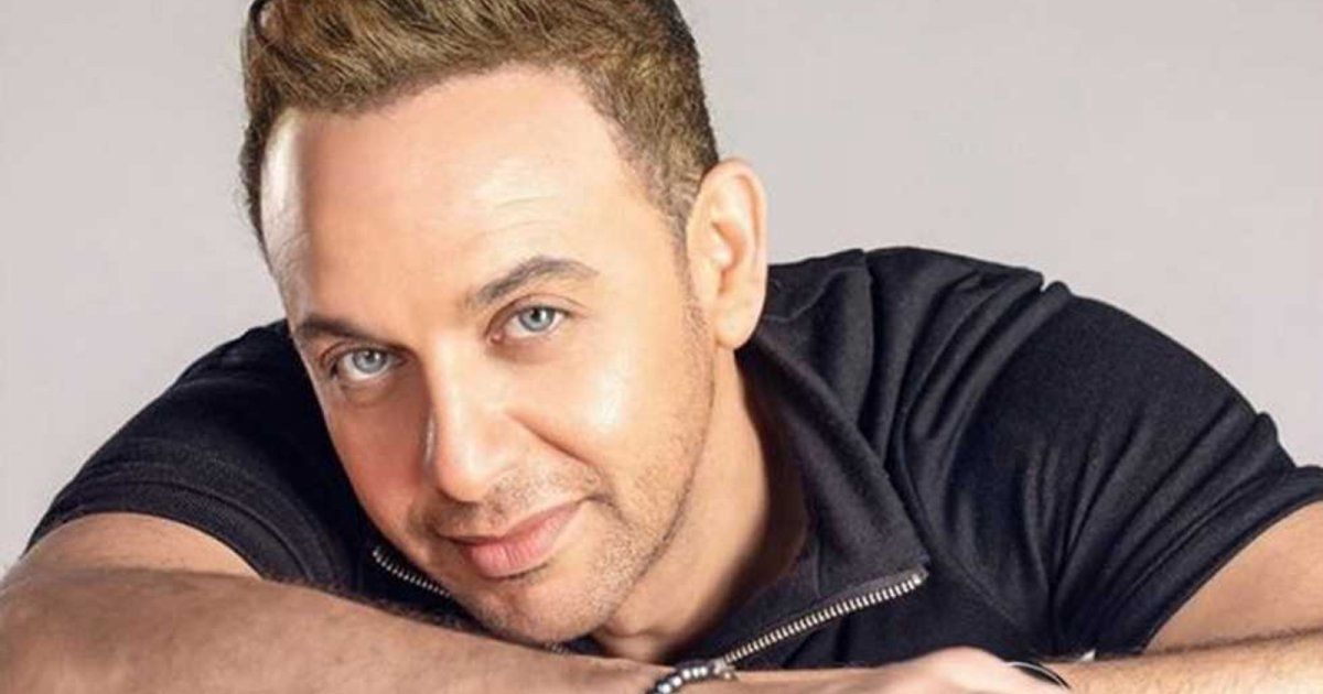 شاهد .. مصطفى قمر يحتفل بعيد الحب مع زوجته .. وهذا ما قاله لها