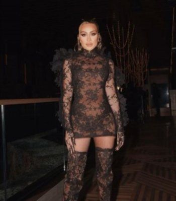 شاهد .. مايا دياب تخطف الأنظار بإطلالتها بفستان أسود قصير من الدانتيل