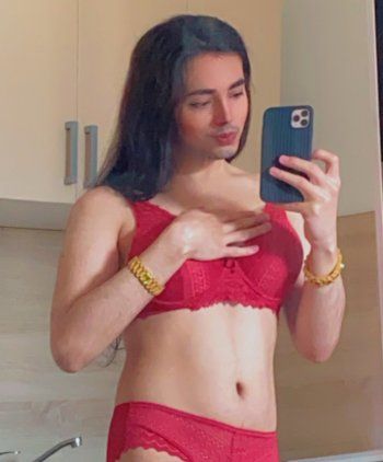 شاهد .. بدر خلف يحتفل بـ عيد الحب مرتدياً اللانجري النسائي الأحمر- بالصورة