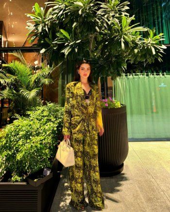 شاهد .. بالصور- لن تصدقوا سعر حقيبة يد روان بن حسين المرتفع جداً.. وأناقتها تخطف القلوب