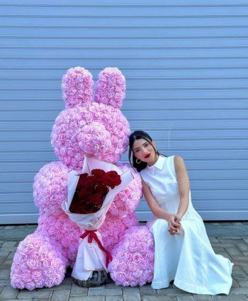 شاهد .. خطيب نارين بيوتي يستبدل باقة الورود بهذه الهدية المميزة للغاية- بالفيديو