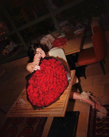 شاهد .. هيفا وهبي تتلقى باقة من الورود في عيد الحب.. فهل من حب جديد؟