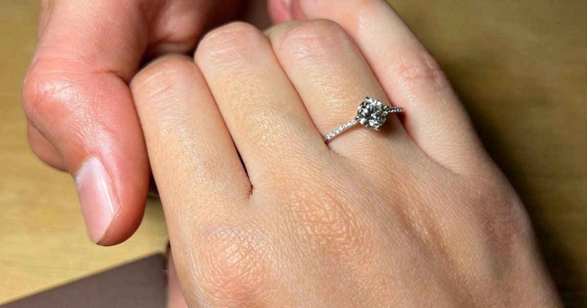 شاهد .. ممثلة لبنانية تعلن خطوبتها.. هكذا طلب حبيبها يدها في البرازيل - بالصور