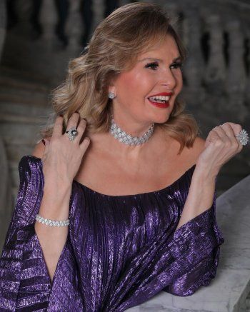 شاهد .. يسرا تتألق بفستان مميز من دار Oscar de la Renta وسعره مرتفع للغاية!