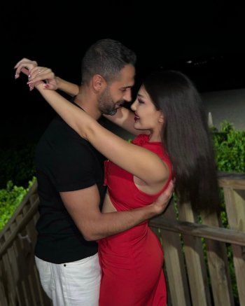 شاهد .. ممثلة لبنانية تعلن خطوبتها.. هكذا طلب حبيبها يدها في البرازيل - بالصور