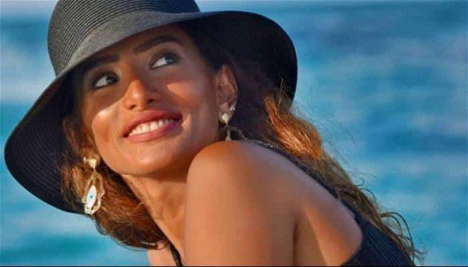 اتفرج .. زينة تخطف أنظار رواد السوشيال ميديا بالأحمر الناري