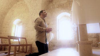 شاهد .. خاص - جورج نخلة يكشف سبب تأثره بالمكرّم الأب بشارة أبو مراد .. وهذا ما قاله عنه الياس الرحباني وروميو لحود ووليد غلمية