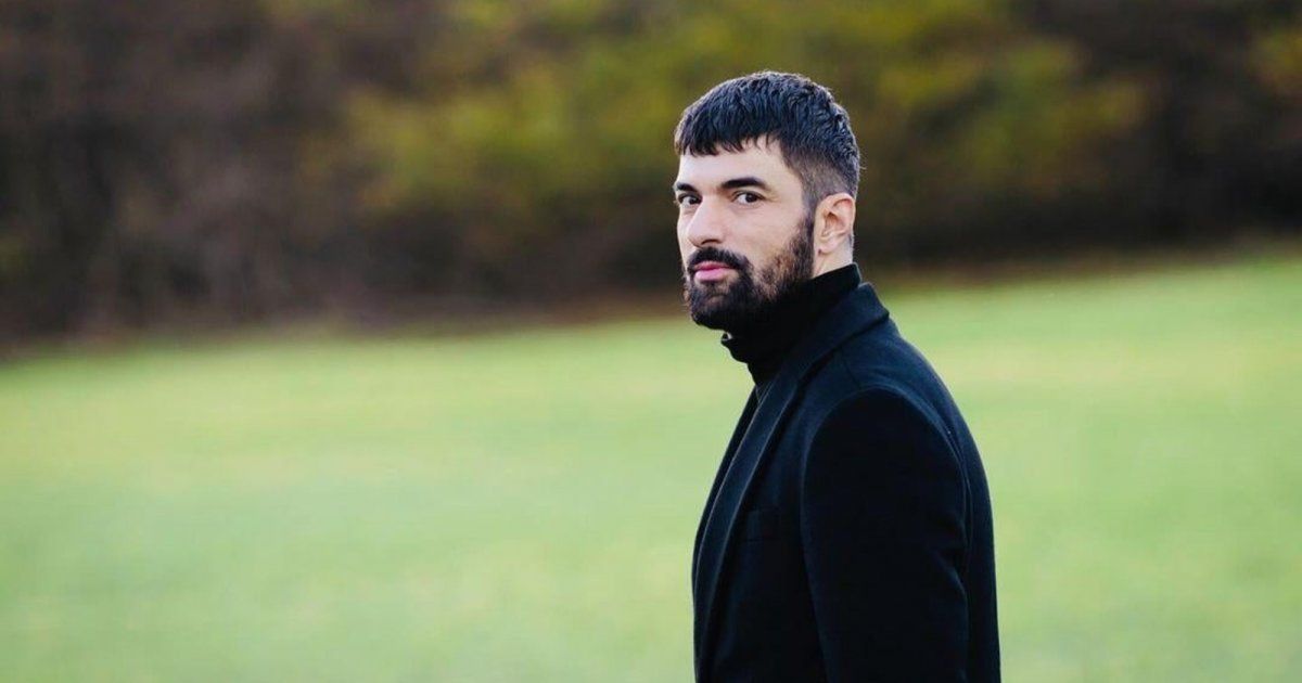 شاهد .. ممثل تركي شهير حديث المتابعين بسبب ملابسه