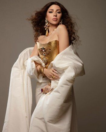 شاهد .. بالصور- ميريام فارس تتالق بفستان رائع و إرتدته قبلها هذه النجمة العالمية