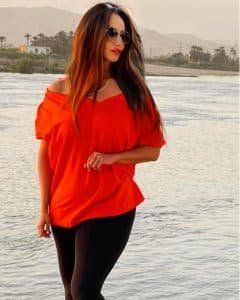 اتفرج .. زينة تخطف أنظار رواد السوشيال ميديا بالأحمر الناري