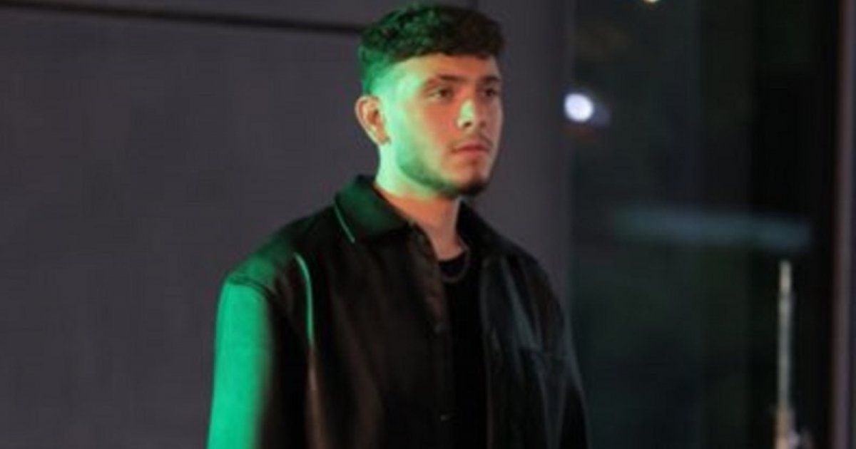 شاهد .. الشامي يلفت النظر بتواضعه.. هكذا ساعد هذه المرأة في المطار- بالفيديو