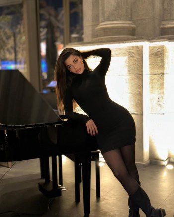 شاهد .. بالصرو- تحت عنوان الأنوثة والجمال..يارا السكري تتالق بفستان مميز