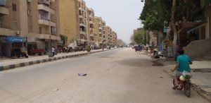 طريق خالي من المارة وشمس ساخنه