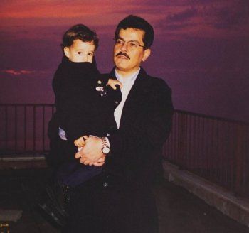 شاهد .. بعد وفاة والدها .. صورة نادرة لرجوة الحسين وهو يحملها تدمي القلوب