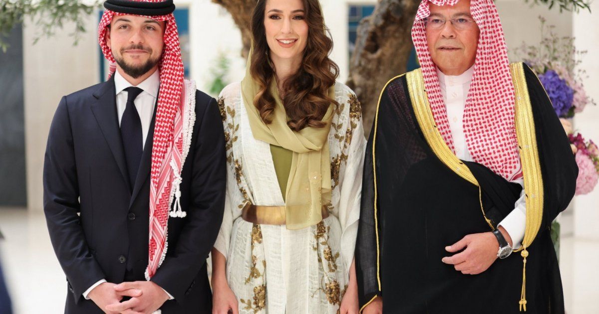 شاهد .. بعد وفاة والدها .. صورة نادرة لرجوة الحسين وهو يحملها تدمي القلوب