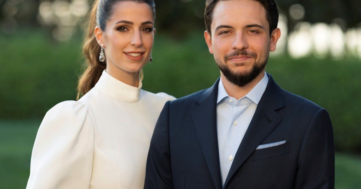 شاهد .. الأمير الحسين بن عبد الله ينعى والد زوجته الأميرة رجوة