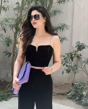 شاهد .. بإطلالة شيك .. ميرنا جميل تسحر الجمهور بلوك أسود رائع