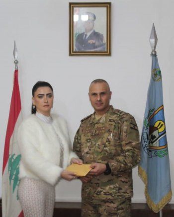 شاهد .. ملكة جمال العيون رنا خطار تدعم الجيش اللبناني وتتلقى تكريماً