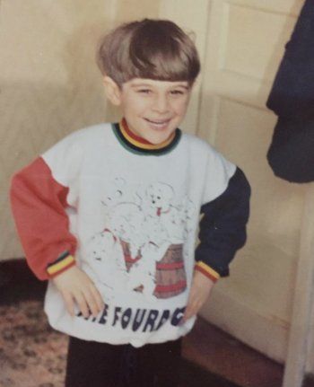 شاهد .. بوراك دينيز يفاجئ الجمهور بصورة من طفولته