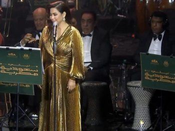 شاهد .. شيرين عبد الوهاب تتألق بالذهبي في السعودية.. إليكم سعر فستانها!