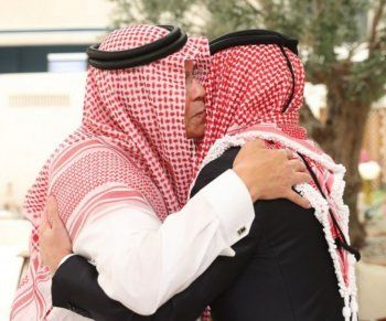 شاهد .. الأمير الحسين بن عبد الله ينعى والد زوجته الأميرة رجوة