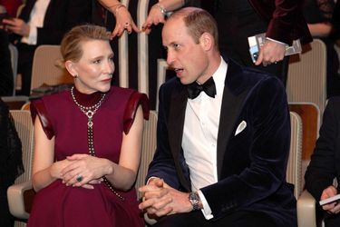 شاهد .. لقاء حار بين الأمير ويليام وهذه الممثلة الشقراء تخلله عناق وقبلات