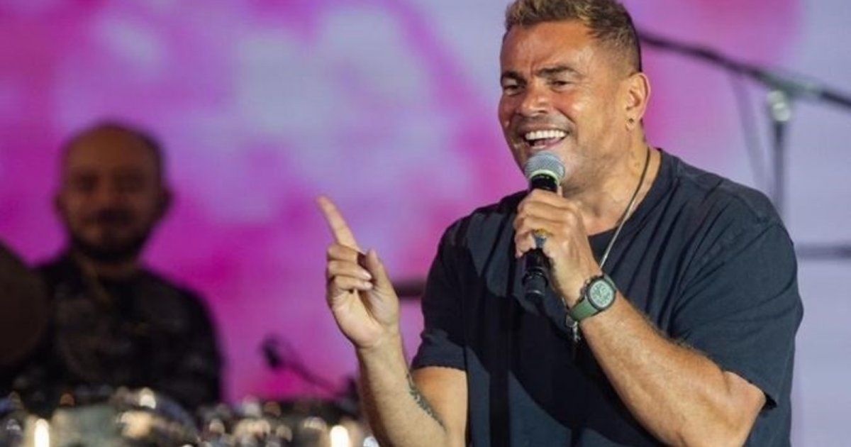 شاهد .. بالفيديو - عمرو دياب ينعت سائقه الخاص بهذه الكلمة النابية .. ويغضب الجمهور