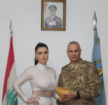 شاهد .. ملكة جمال العيون رنا خطار تدعم الجيش اللبناني وتتلقى تكريماً
