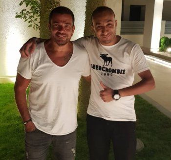 شاهد .. بالصور - من هو سائق عمرو دياب الذي وصفه بالحيوان وضربه سابقاً ؟