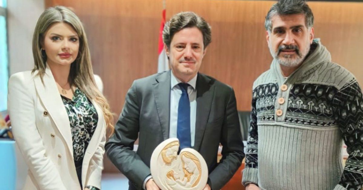 شاهد .. وزير الإعلام المهندس زياد مكاري يتلقى من الإعلاميين جورج معلولي وماري العلم حبشي منحوتة تجسد العائلة المقدسة