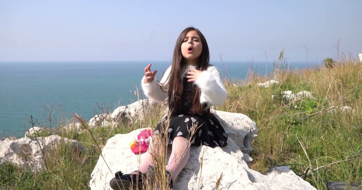 شاهد .. يارا داموني تستعد لإطلاق أغنية تضامناً مع فلس طين